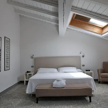 מלון Accademia 4*