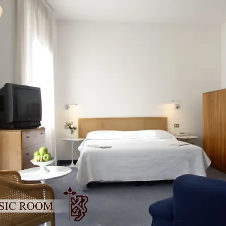 Accademia 4*