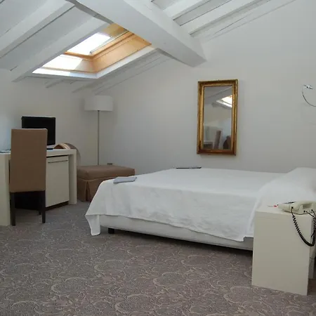 מלון Accademia 4*